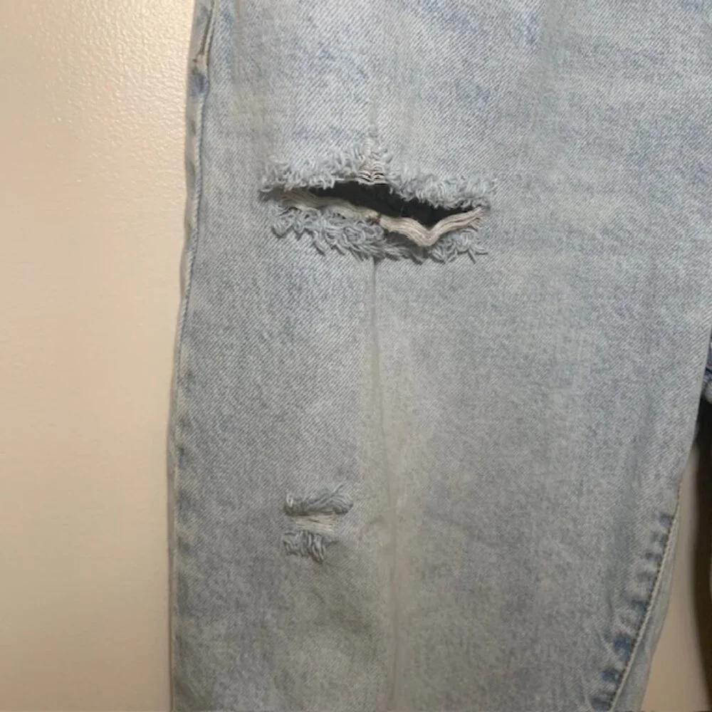 Forever 21 Y2K 90s Style Light Wash Ripped Distressed High-Rise Jeans - Size 28‎